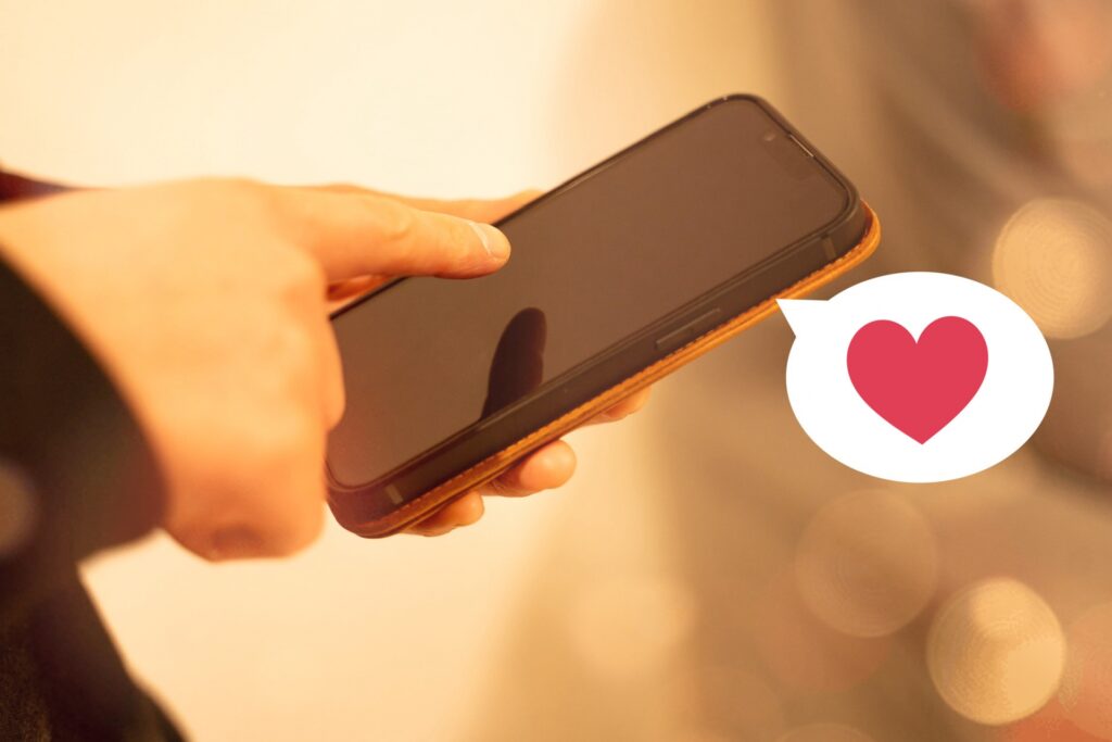 スマートフォンでいいねを押している手