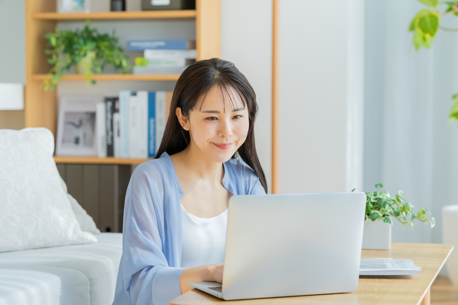 PCを見ている女性