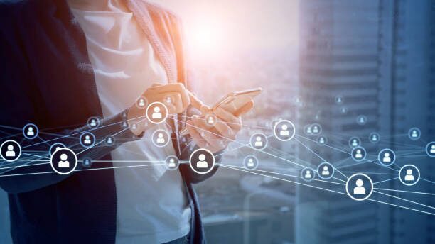 SNSをスマホで触っているところ