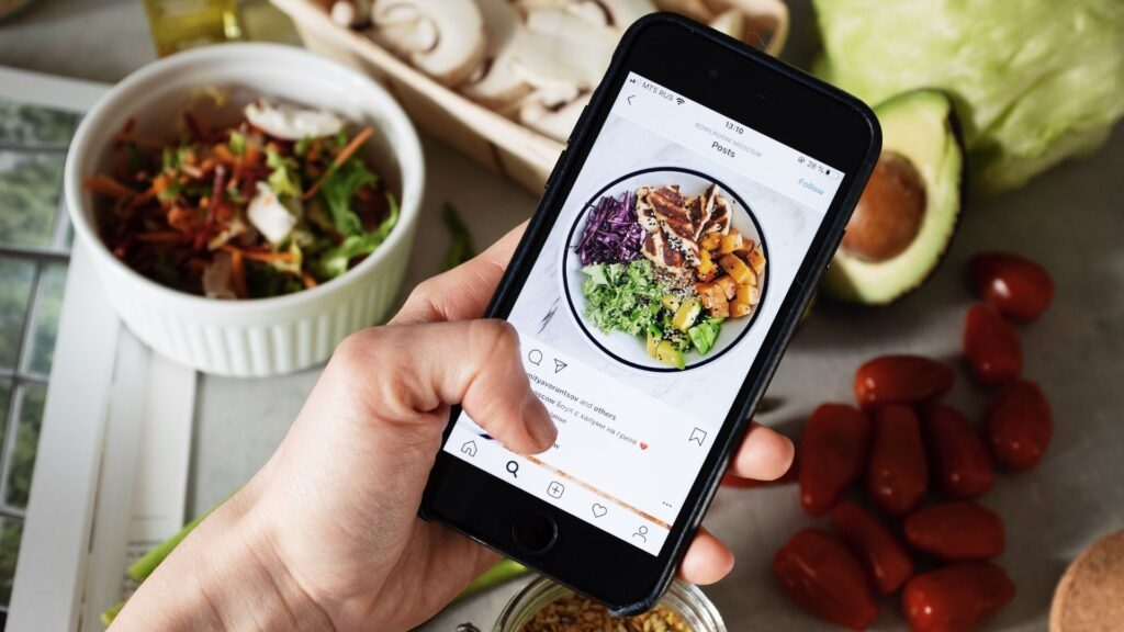 料理投稿を見ている