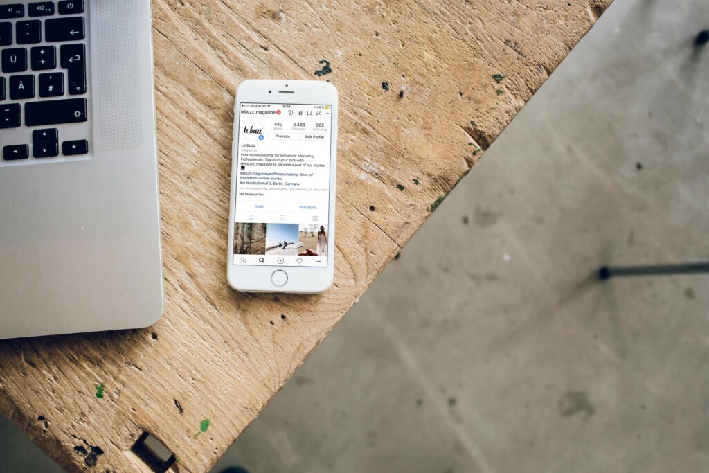 テーブルの上にあるスマホ