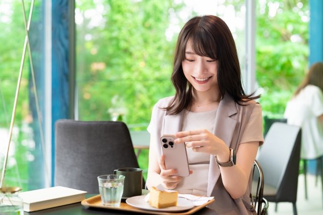 女性がカフェで撮影するイメージ