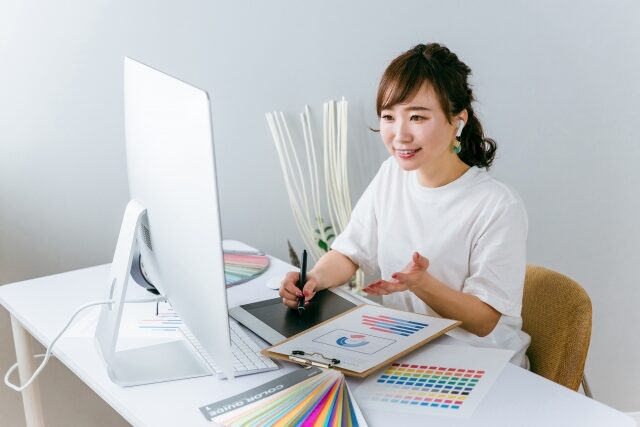 在宅でオンラインミーティング中の女性