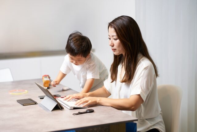 在宅ワークのママ