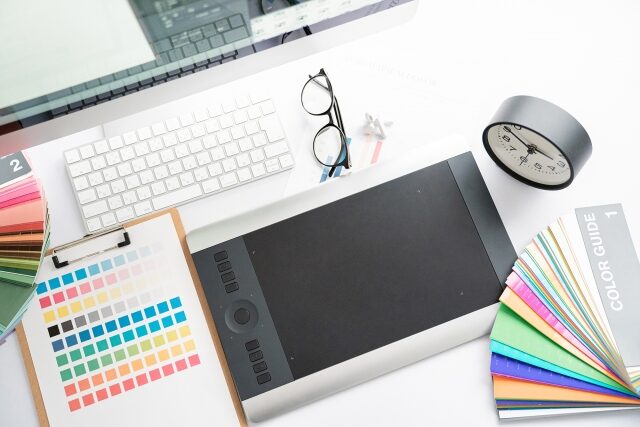 カラーチャートがあるデスクの風景