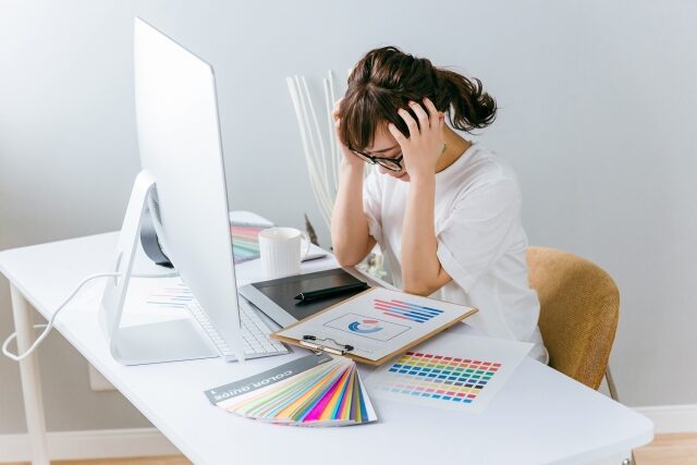 仕事で悩んでいる女性