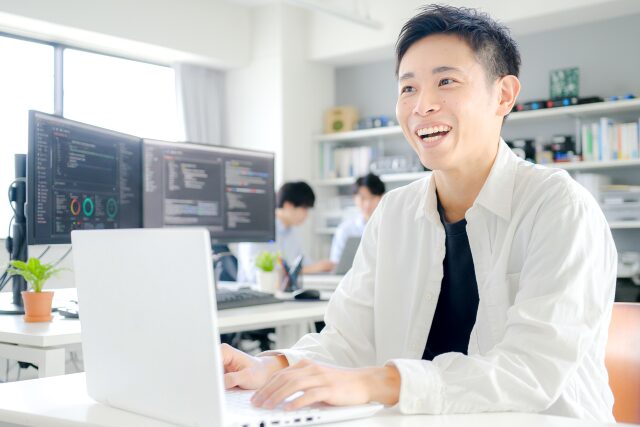 システム系の仕事をする男性のイメージ