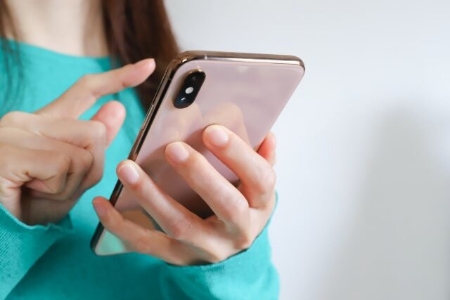 スマホを操作する女性