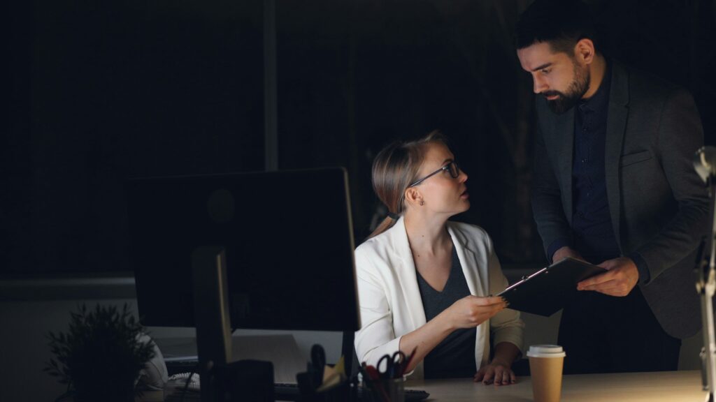 方向性が定まらず悩むビジネスチームやSNS運用担当者