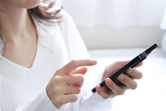 スマホを使っている女性
