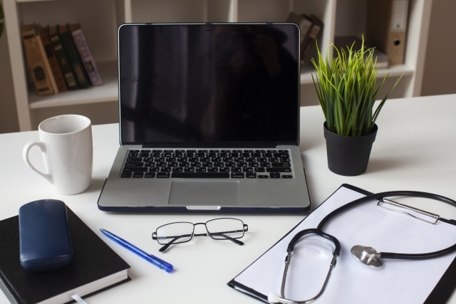 クリニックのデスクワークイメージ