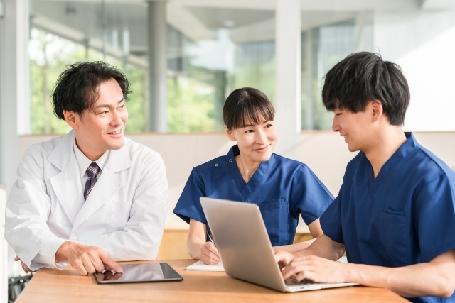 クリニックの3人のスタッフのミーティング風景