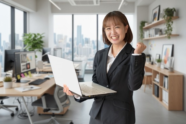 オフィスでのとPCを持つ女性