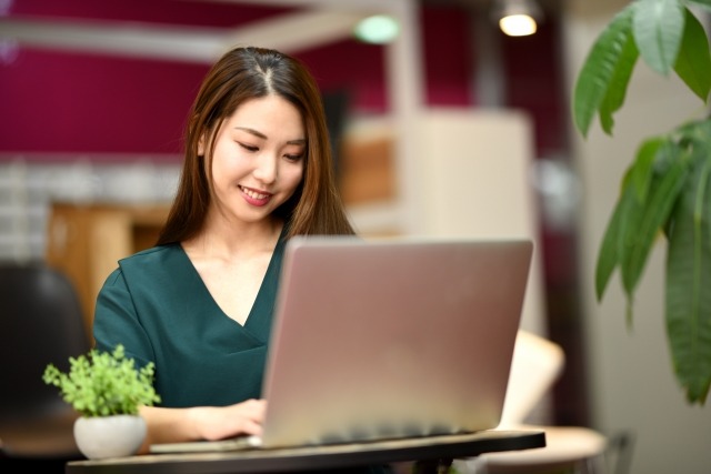 PCで仕事している女性
