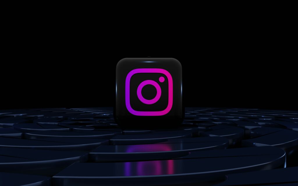 再投稿の影響について黒色で不穏なイメージ