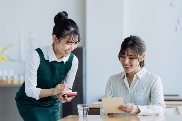 飲食店で接客中のスタッフ
