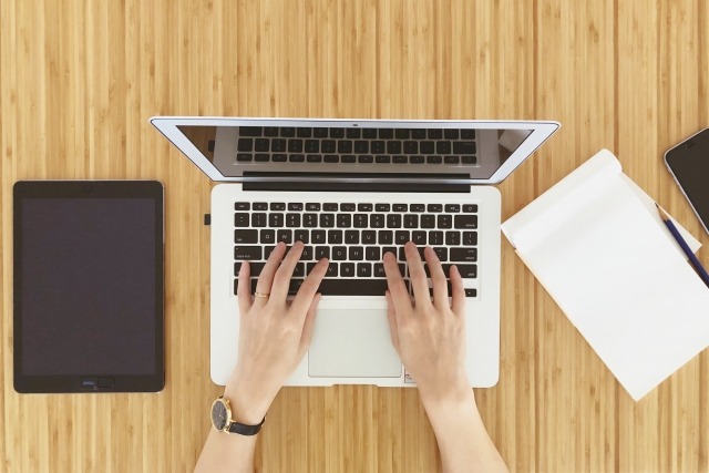 テスクでのPC作業イメージ