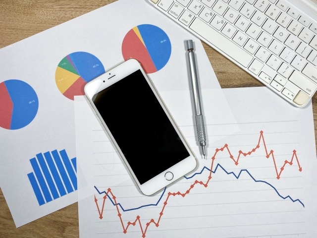 スマホ、PC、グラフ