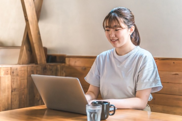 PCで作業する女性