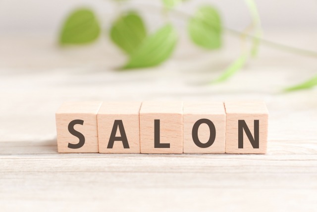 SALONの文字が書かれている木製キューブ