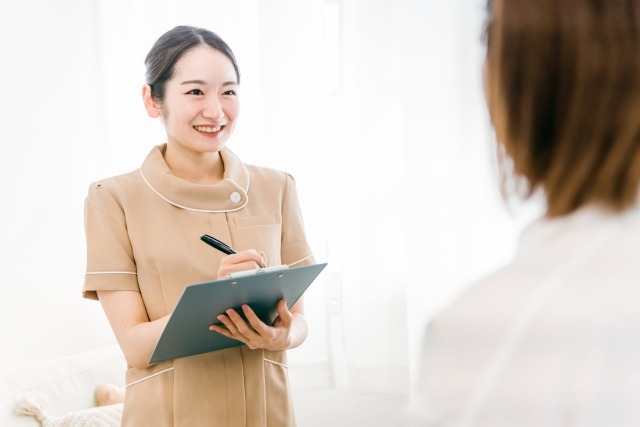 サロンスタッフがカウンセリングをしているイメージ