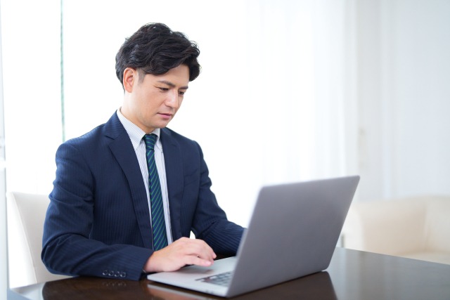 塾の先生がPC作業しているイメージ