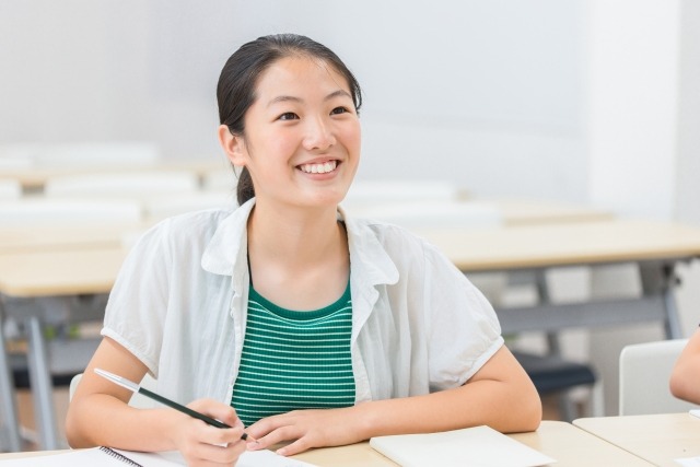 塾で授業を受ける女子生徒