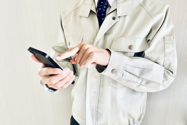 スマホで発信するスタッフ